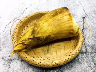 7、开胃健脾 冬笋炒香菇,质嫩味鲜的冬笋,清脆爽口,富含丰富的蛋白质和多种氨基酸、维生素及钙、磷、铁等矿物质及丰富的膳食纤维,被称为菜中珍品。