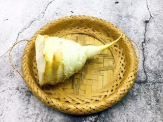 8、开胃健脾 冬笋炒香菇,先将冬笋外壳剥去。