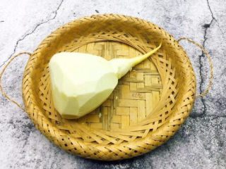 9、开胃健脾 冬笋炒香菇,再削去表面的硬皮。