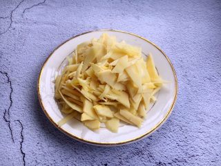 10、开胃健脾 冬笋炒香菇,冬笋切成薄片。