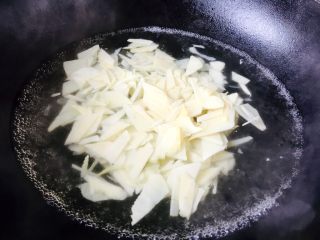 11、开胃健脾 冬笋炒香菇,锅里放适量的水,水开后,放入冬笋焯水。