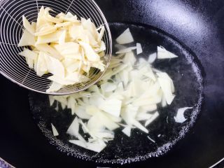 12、开胃健脾 冬笋炒香菇,焯水后捞出冬笋,过凉水,沥干水分备用。