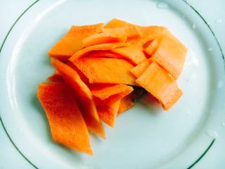 13、开胃健脾 冬笋炒香菇,胡萝卜切薄片。