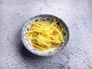 14、开胃健脾 冬笋炒香菇,姜切丝。