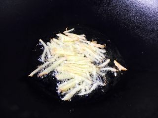 15、开胃健脾 冬笋炒香菇,热锅凉油,放入姜丝。