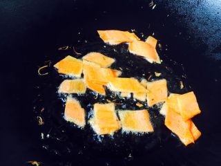 17、开胃健脾 冬笋炒香菇,当姜油温度3或者4成热时,放入胡萝卜,胡萝卜断生即可。