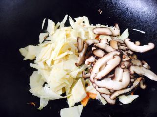 18、开胃健脾 冬笋炒香菇,放入冬笋片和香菇片,将其翻炒均匀。