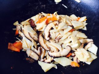 20、开胃健脾 冬笋炒香菇,翻炒均匀。