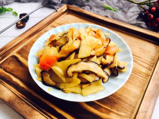 23、开胃健脾 冬笋炒香菇,将冬笋香菇盛入盘中。