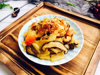 24、开胃健脾 冬笋炒香菇,放入用油炸过的姜丝。