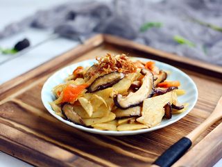 25、开胃健脾 冬笋炒香菇,成品图。