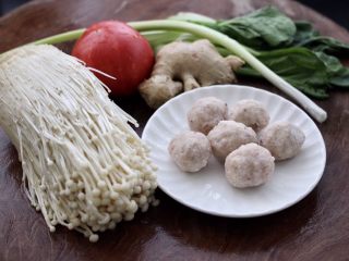 1、金针菇墨鱼丸子汤,首先备齐所有的食材。