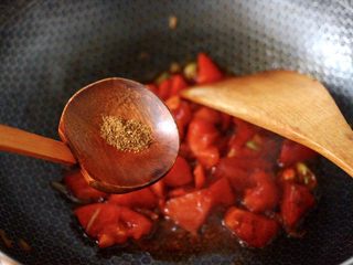 5、金针菇墨鱼丸子汤,再加入花椒粉增加口感。