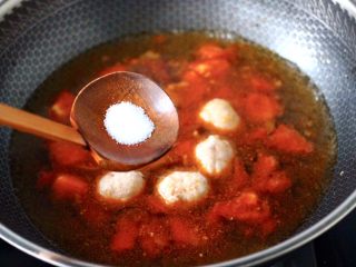 7、金针菇墨鱼丸子汤,再根据个人口味,加入适量的盐调味。