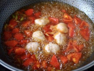 8、金针菇墨鱼丸子汤,大火煮沸后,继续煮至番茄软烂入味。