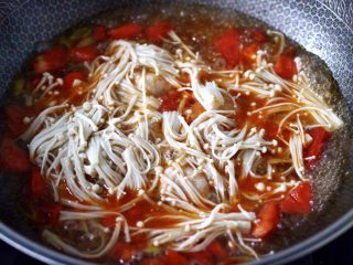 9、金针菇墨鱼丸子汤,这个时候放入提前焯过水的金针菇。