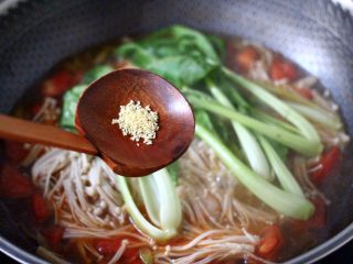 11、金针菇墨鱼丸子汤,加入鸡精调味。