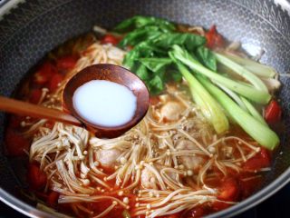 12、金针菇墨鱼丸子汤,再倒入提前用清水化开的淀粉勾芡。