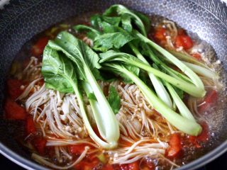 10、金针菇墨鱼丸子汤,大火煮沸后,加入洗净的青春。