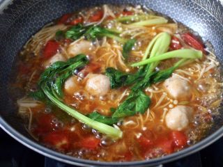 13、金针菇墨鱼丸子汤,大火煮沸后,再煮1分钟。