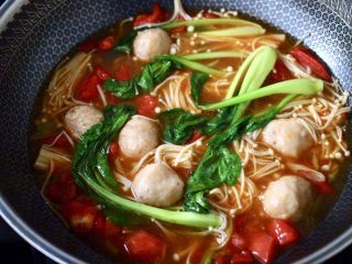 14、金针菇墨鱼丸子汤,这个时候就可以关火了。