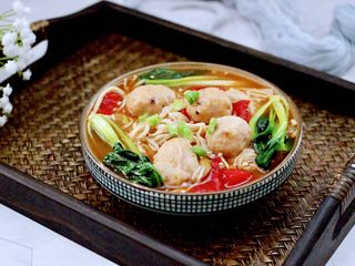 15、金针菇墨鱼丸子汤,好吃又营养丰富的金针菇墨鱼丸子汤就出锅咯,每次都会吃撑。