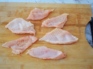 2、无油黄金烤鸡排,鸡胸肉去皮去筋骨洗净后用肉锤敲打拍松,两面都要,这样做出来的鸡排才不会柴