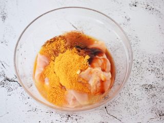 3、无油黄金烤鸡排,把拍松的鸡胸肉放入容器中,加入料酒、蚝油、生抽、盐、五香粉、奥尔良腌料