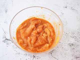 4、无油黄金烤鸡排,抓匀后盖上保鲜膜放入冰箱冷藏腌制过夜