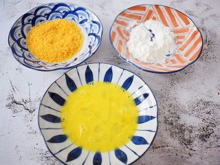 5、无油黄金烤鸡排,把甘汁园面包糠和甘汁园玉米淀粉分别倒入盘中,鸡蛋打散备用