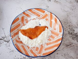 6、无油黄金烤鸡排,从冰箱取出腌制好的鸡胸肉,先放入淀粉中沾上一层薄薄的淀粉