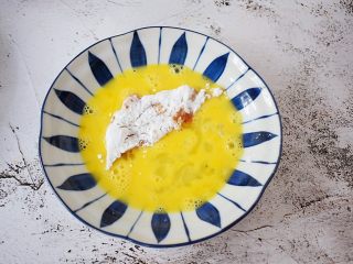 7、无油黄金烤鸡排,再放入蛋液中沾上蛋液