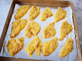 9、无油黄金烤鸡排,依次做好放入烤盘中,烤盘要先垫一张锡纸,这样烤好方便清洗