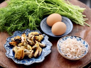 1、茴香海虹鸡蛋饺子,把饺子馅的食材先备好，茴香摘洗干净，海虹肉提前从冰箱取出解冻。