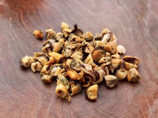 3、茴香海虹鸡蛋饺子,把海虹肉用刀切碎，记得不要切的太碎了。