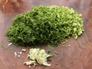 5、茴香海虹鸡蛋饺子,洗净的茴香和葱用刀切碎。