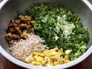 6、茴香海虹鸡蛋饺子,取一个大一点的盆，放入切碎的茴香和葱末，炒熟的鸡蛋和虾皮，再放入切碎的海虹肉。