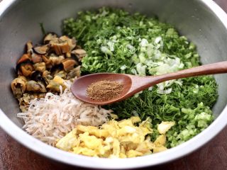 7、茴香海虹鸡蛋饺子,加入花椒粉提香。