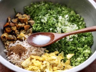 8、茴香海虹鸡蛋饺子,再放入适量的盐调味。
