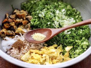 9、茴香海虹鸡蛋饺子,加入鸡精提鲜调味。