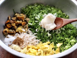 10、茴香海虹鸡蛋饺子,最后加入猪油。