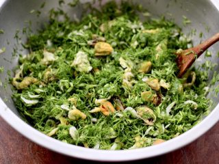 11、茴香海虹鸡蛋饺子,把所有的食材，混合搅拌均匀即可。