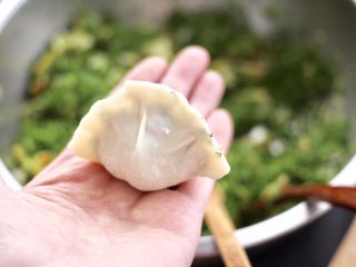 13、茴香海虹鸡蛋饺子,包成自己喜欢的模样就可以了。