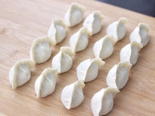 14、茴香海虹鸡蛋饺子,依次包好所有的饺子。