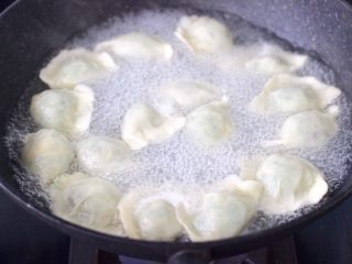 15、茴香海虹鸡蛋饺子,锅中倒入适量的清水煮沸后，放入包好的饺子，大火煮沸后，点少许清水，反复3次，看见所有的饺子都漂浮在水面上的时候，即可关火。