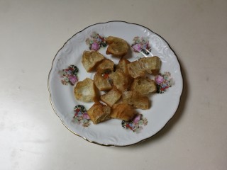 1、油条蒸鸡蛋,油条切成小块