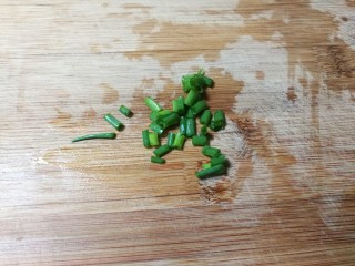 2、油条蒸鸡蛋,葱切葱花