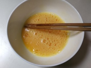 5、油条蒸鸡蛋,打散均匀成蛋液