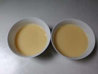 9、油条蒸鸡蛋,分装入碗中