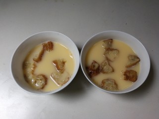 10、油条蒸鸡蛋,放入油条块